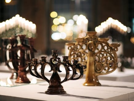 Latvijas Dzelzceļa vēstures muzejā atklāta krāšņa svečturu izstāde