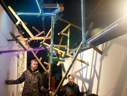 Mākslas skolu skolēni un pedagogi aicināti apmeklēt laikmetīgās mākslas izstādi "Gaismaskoks. Jauno māksla"