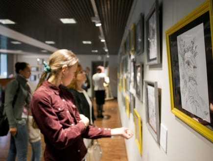 Jūrmalā atklāta Ukrainas mākslinieces Daniellas Bilogrivas grafiku izstāde „Harmonija”