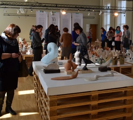 Rīgas Dizaina un mākslas vidusskolā apskatāma Latvijas mākslas skolu audzēkņu izstāde “365 putni"