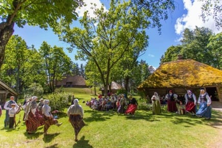 NOVADU DIENĀS BRĪVDABAS MUZEJĀ SATIKSIES FOLKLORAS KOPAS NO VISAS LATVIJAS 