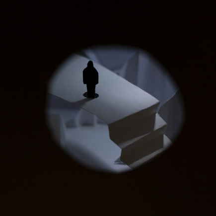 Vasarā skatāma apjomīga Latvijas mākslas skolu audzēkņu scenogrāfijas maketu izstāde “Melnā kaste” 