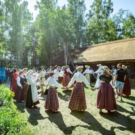 Aicinām pieteikties pieaugušo profesionālās pilnveides kursu programmai “Tradicionālā deja” Rīgā
