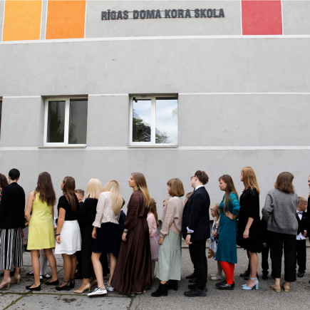 Rīgas Doma kora skolas jaunie mūziķi no virtuāliem priekšnesumiem atgriežas koncertdzīvē
