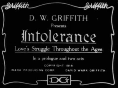 D.W. Griffith “Intolerance” , 1916. gads. Interesanti, ka režisora vārds un iniciāļi tiek parādīti četros dažādos veidos.