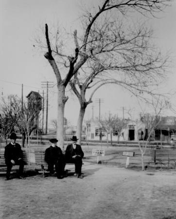 Trīs kungi pavada laiku parkā uz soliņa San Jacinto Plaza. El Paso. Teksasa. 1906